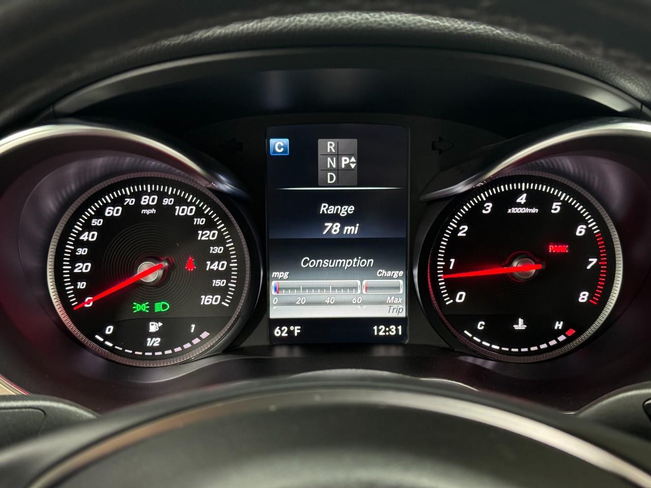 Mercedes-Benz C-Class Vehicle Full-screen Gallery Image 35