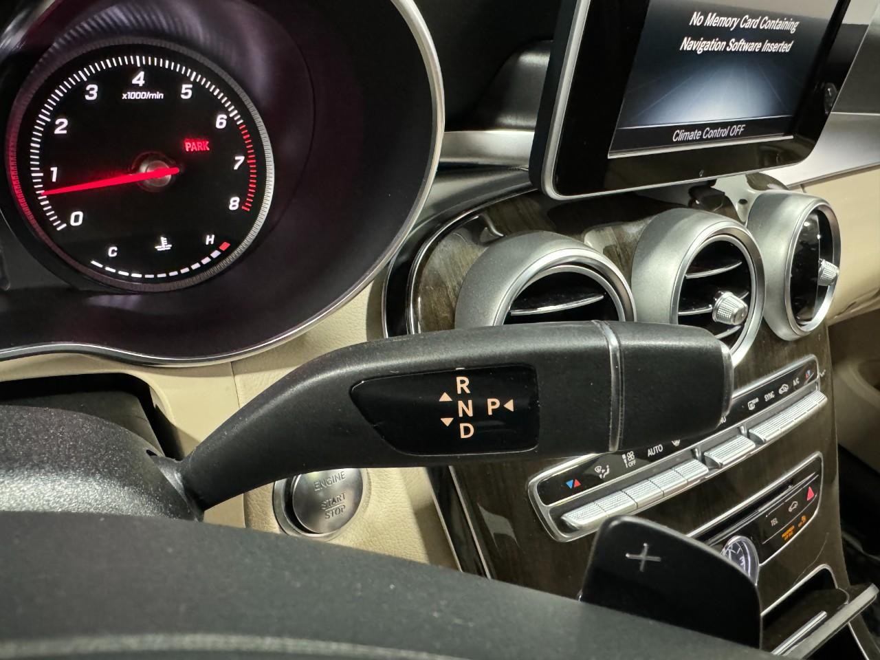 Mercedes-Benz C-Class Vehicle Full-screen Gallery Image 36