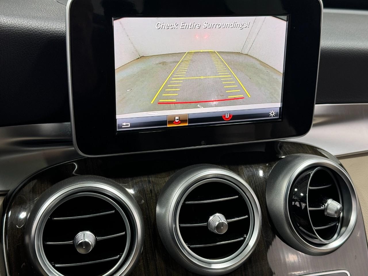 Mercedes-Benz C-Class Vehicle Full-screen Gallery Image 37