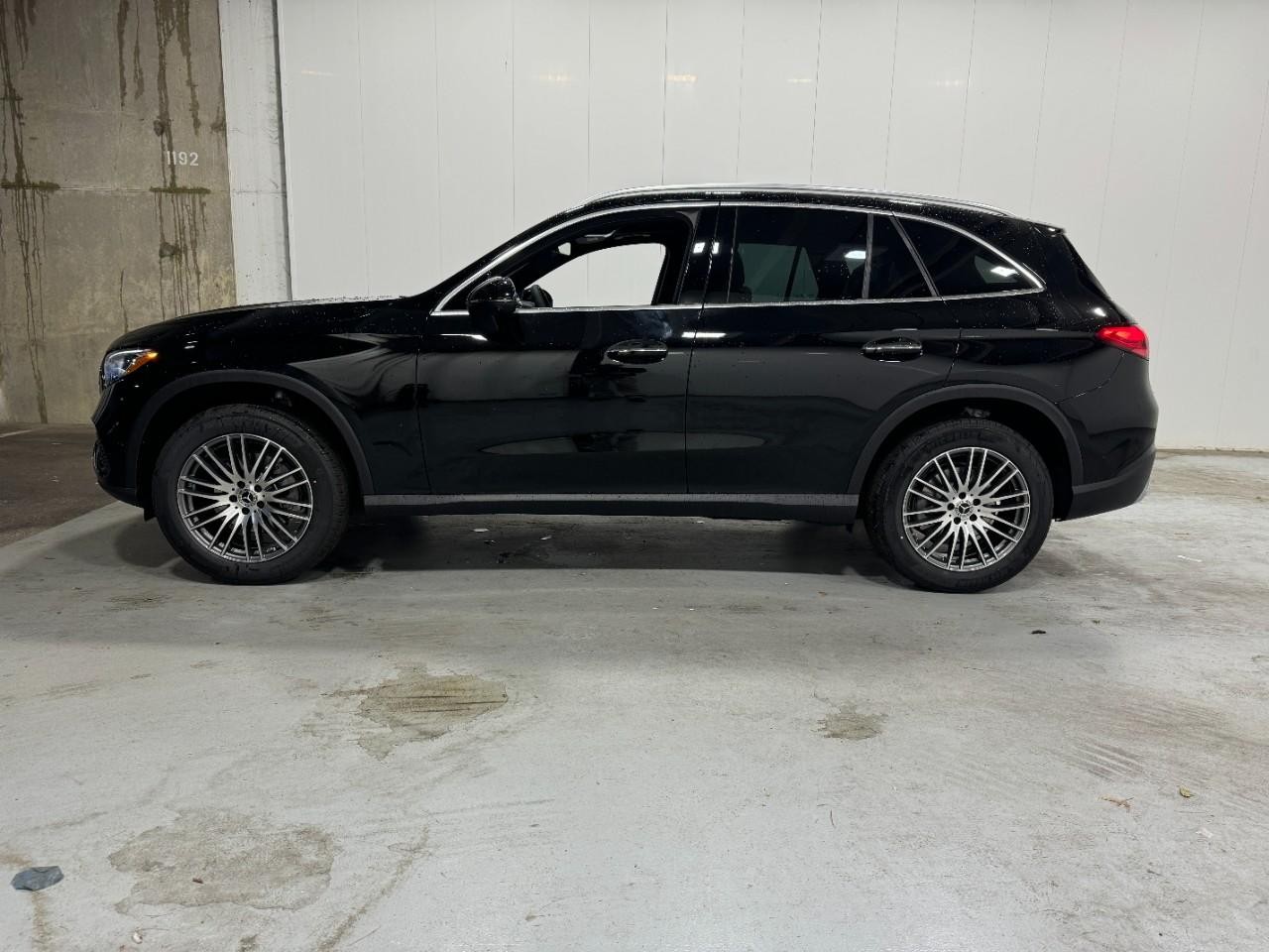 Mercedes-Benz GLC Vehicle Full-screen Gallery Image 2