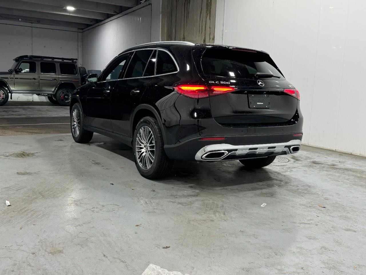 Mercedes-Benz GLC Vehicle Full-screen Gallery Image 3