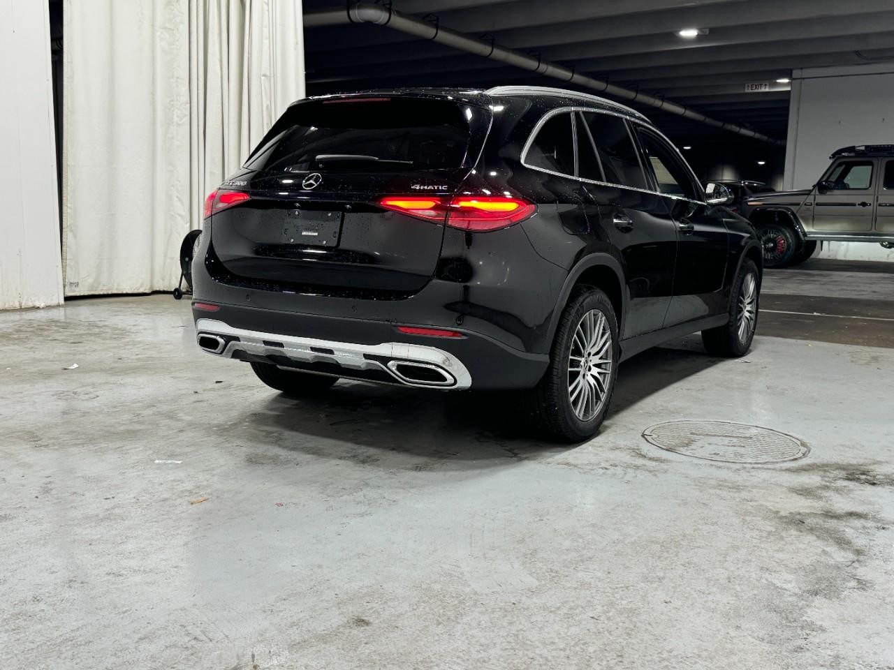 Mercedes-Benz GLC Vehicle Full-screen Gallery Image 4