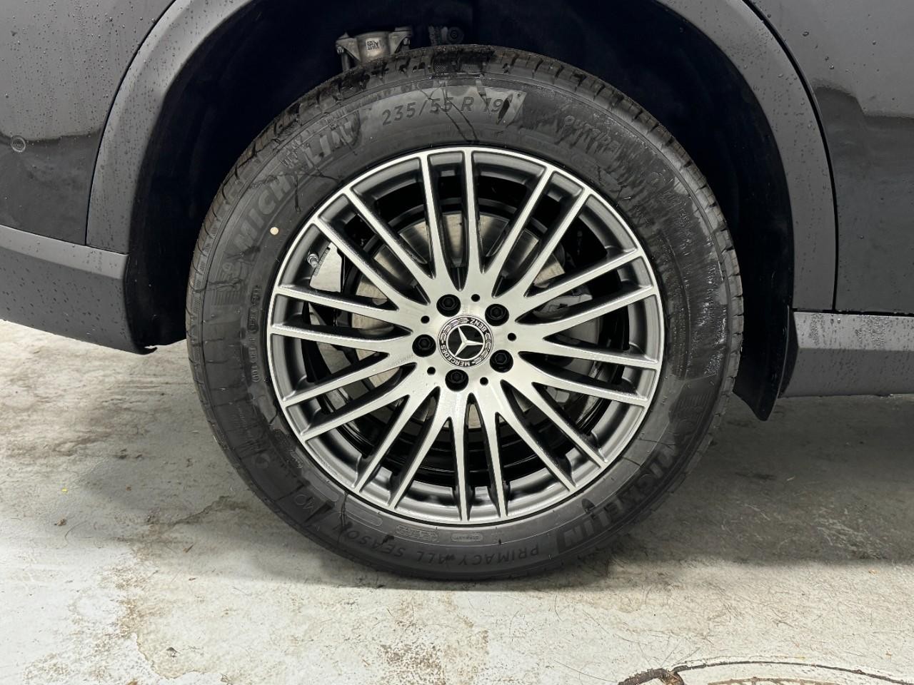 Mercedes-Benz GLC Vehicle Full-screen Gallery Image 5