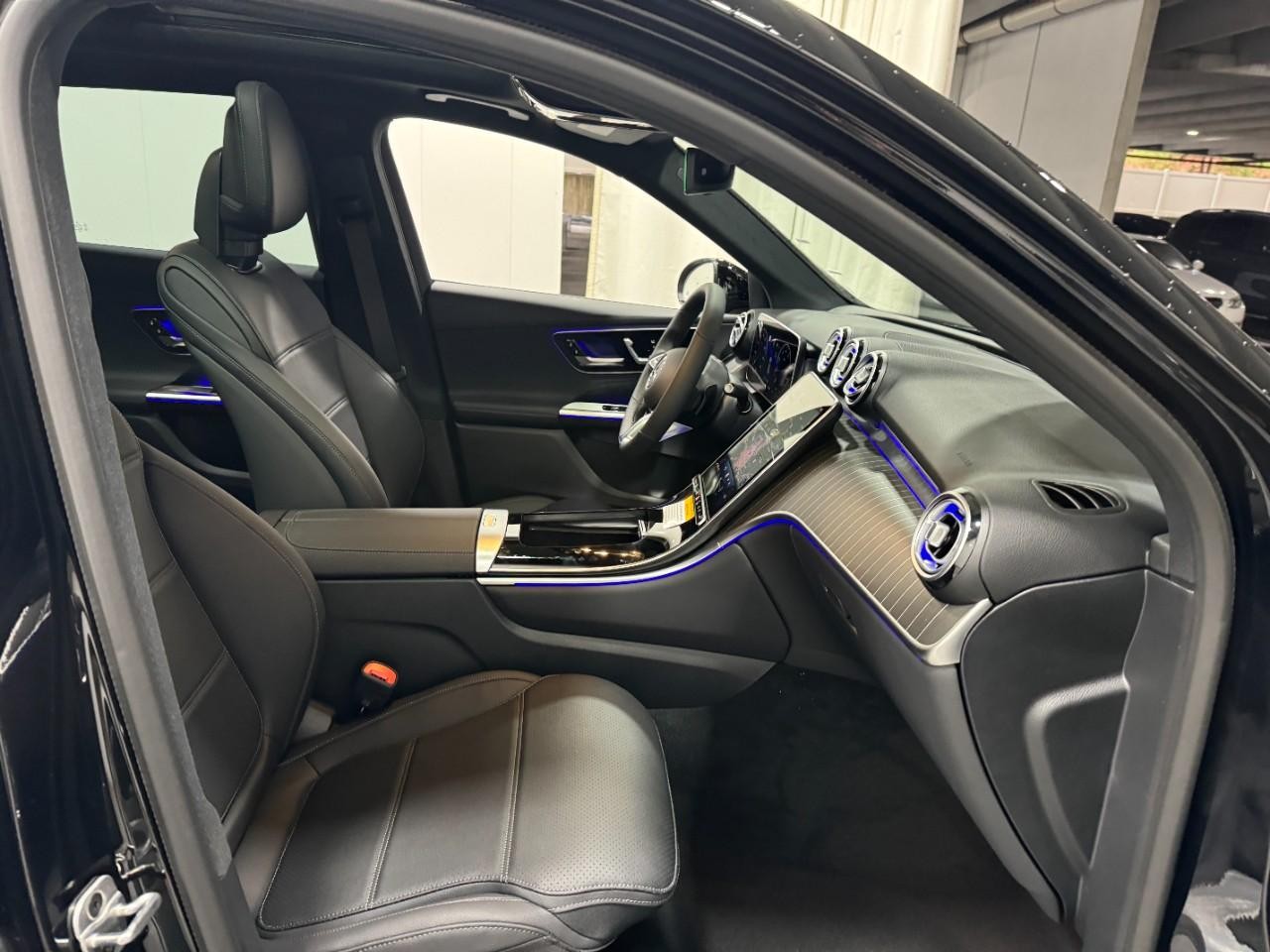 Mercedes-Benz GLC Vehicle Full-screen Gallery Image 14