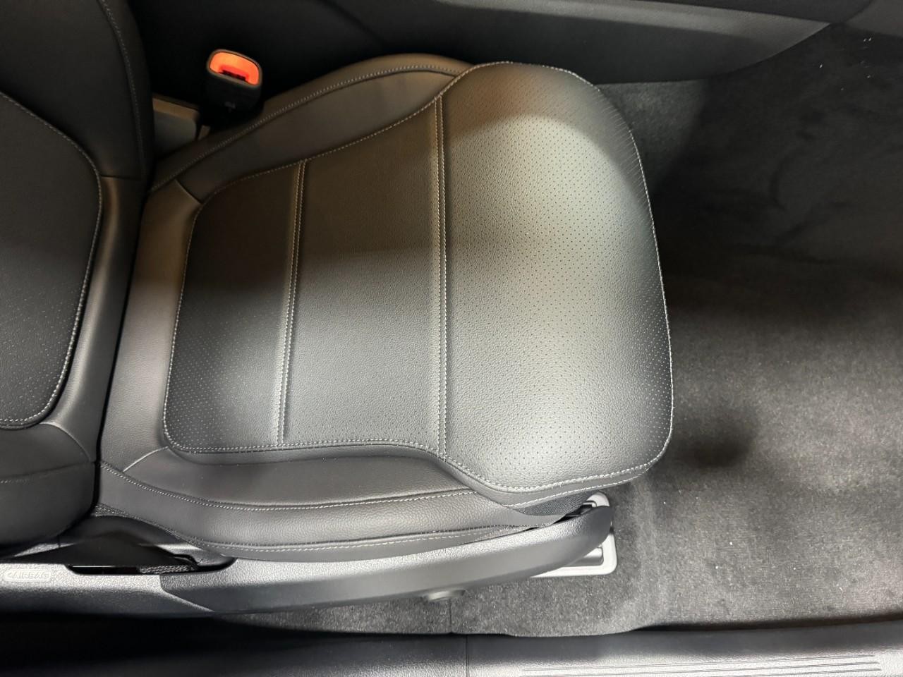 Mercedes-Benz GLC Vehicle Full-screen Gallery Image 15