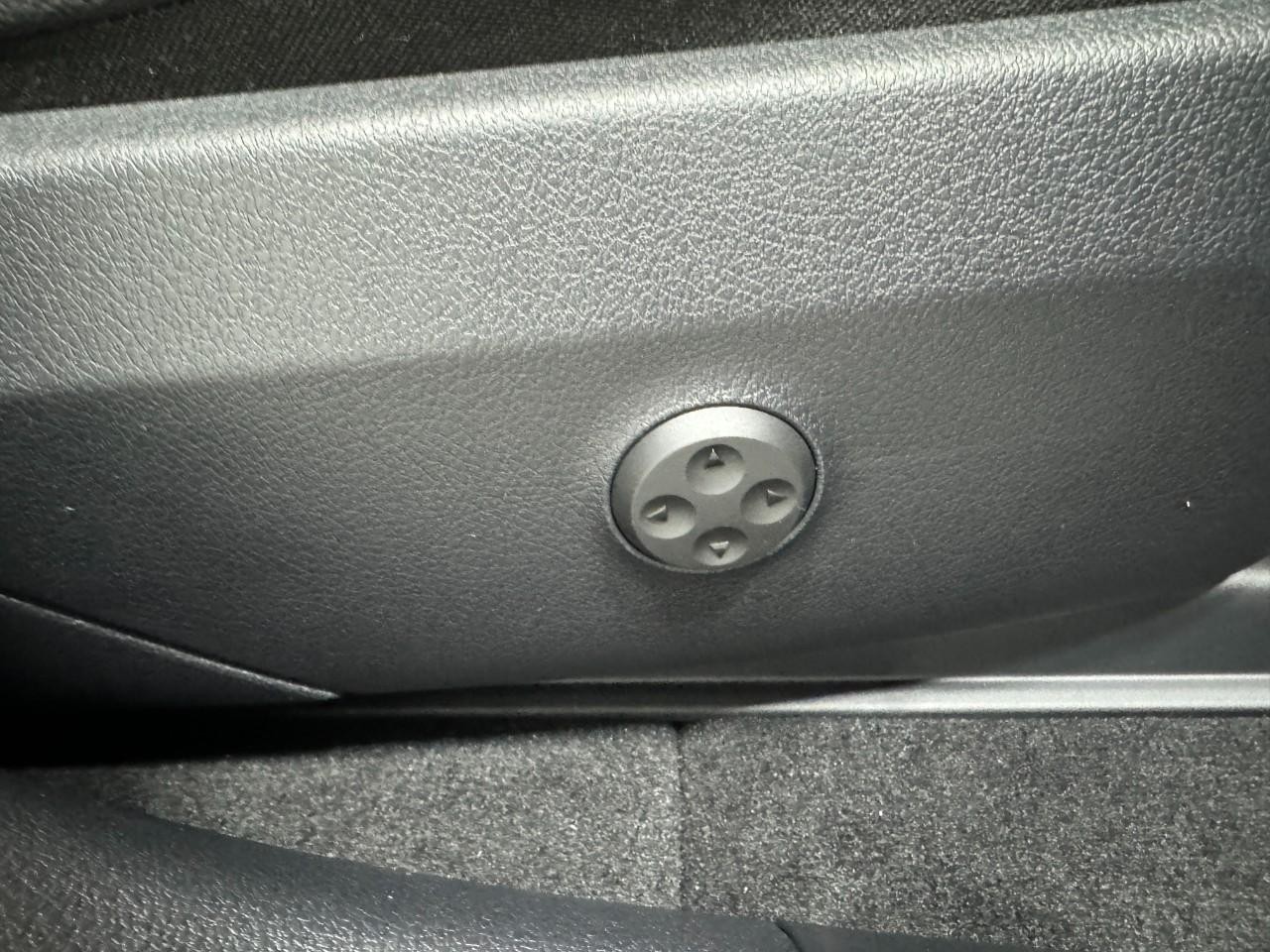 Mercedes-Benz GLC Vehicle Full-screen Gallery Image 16