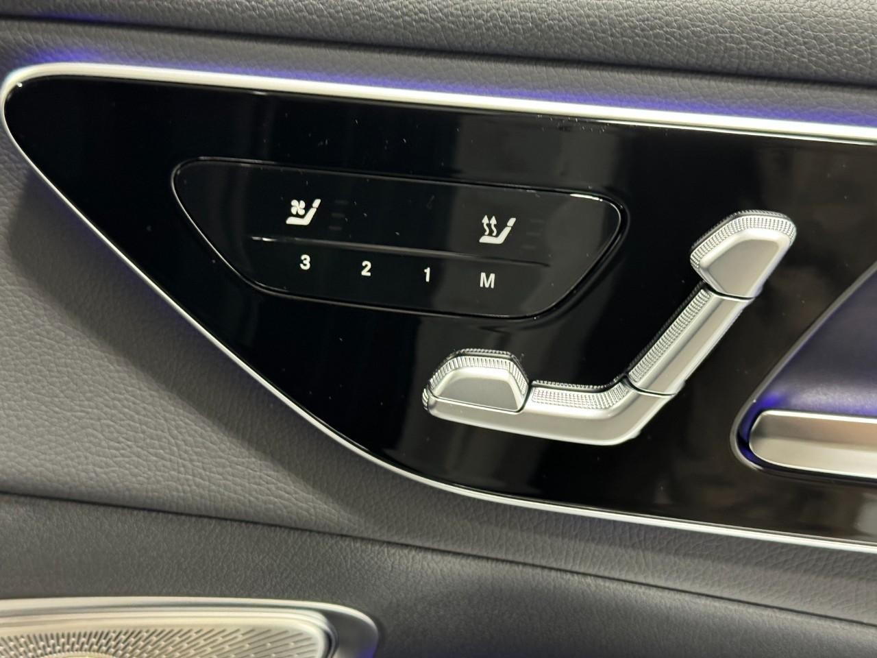 Mercedes-Benz GLC Vehicle Full-screen Gallery Image 17