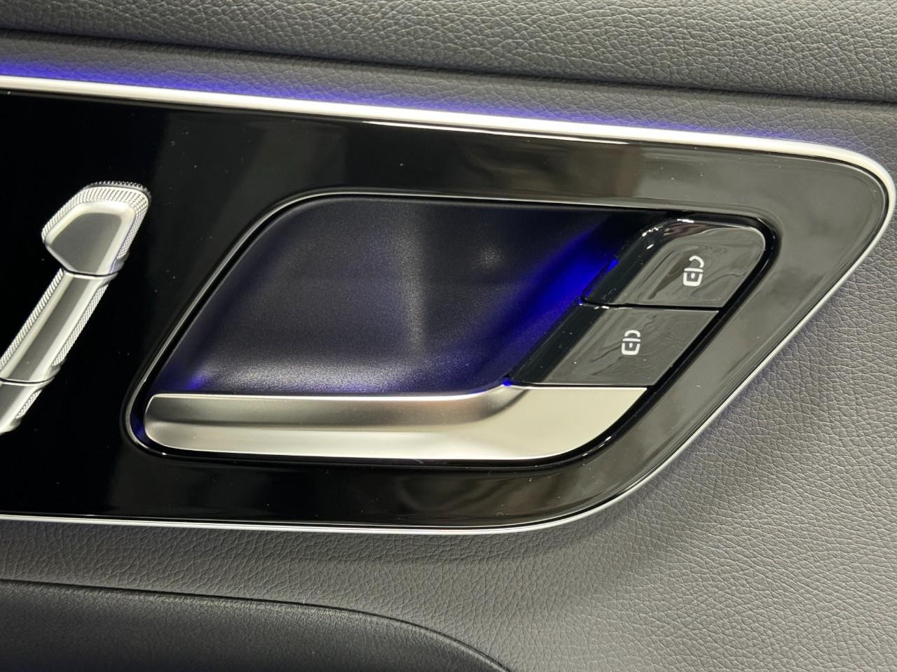 Mercedes-Benz GLC Vehicle Full-screen Gallery Image 18