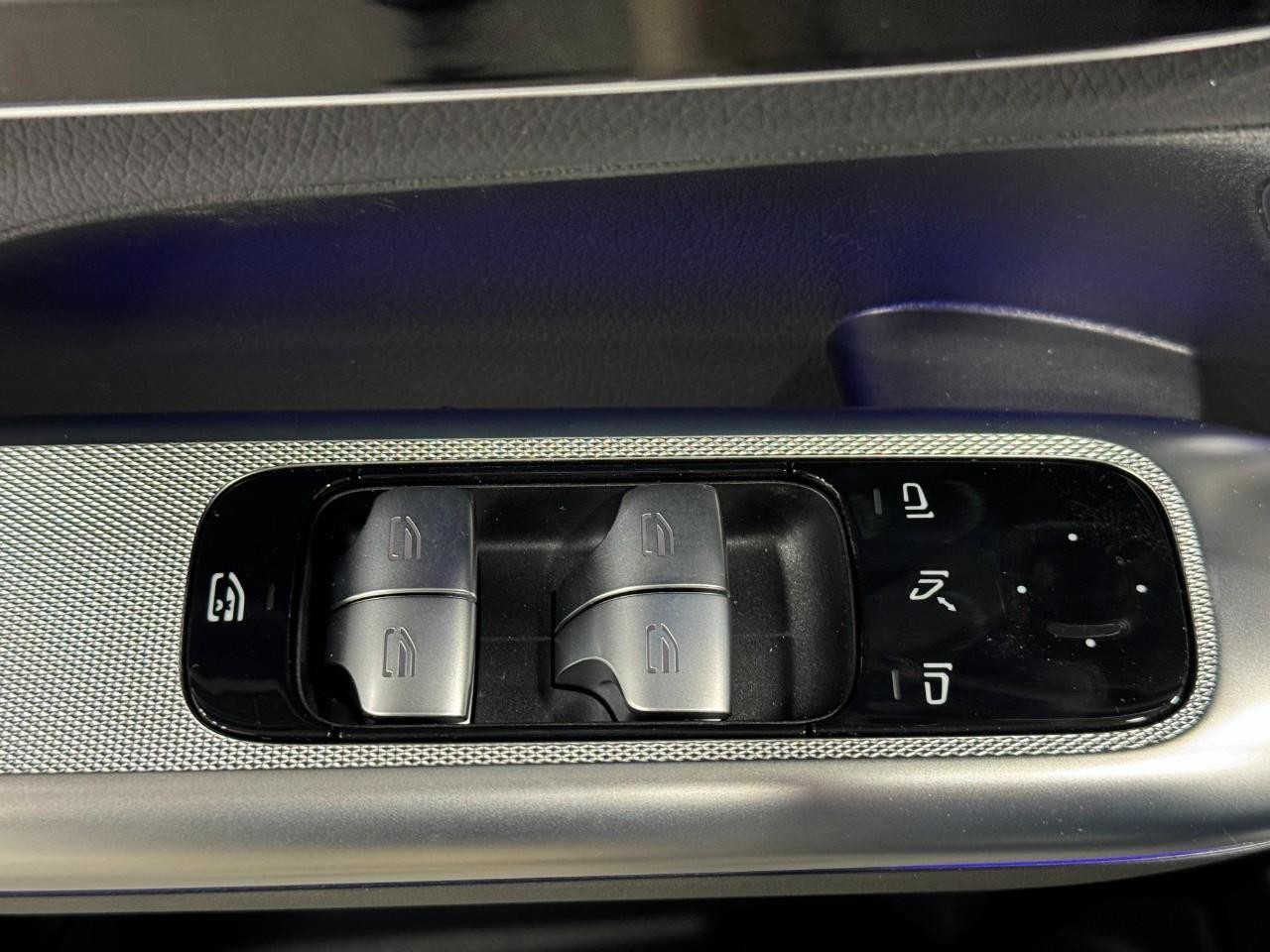 Mercedes-Benz GLC Vehicle Full-screen Gallery Image 22