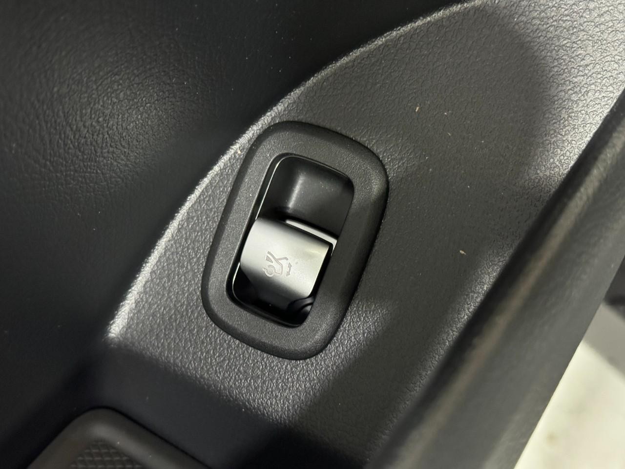 Mercedes-Benz GLC Vehicle Full-screen Gallery Image 24