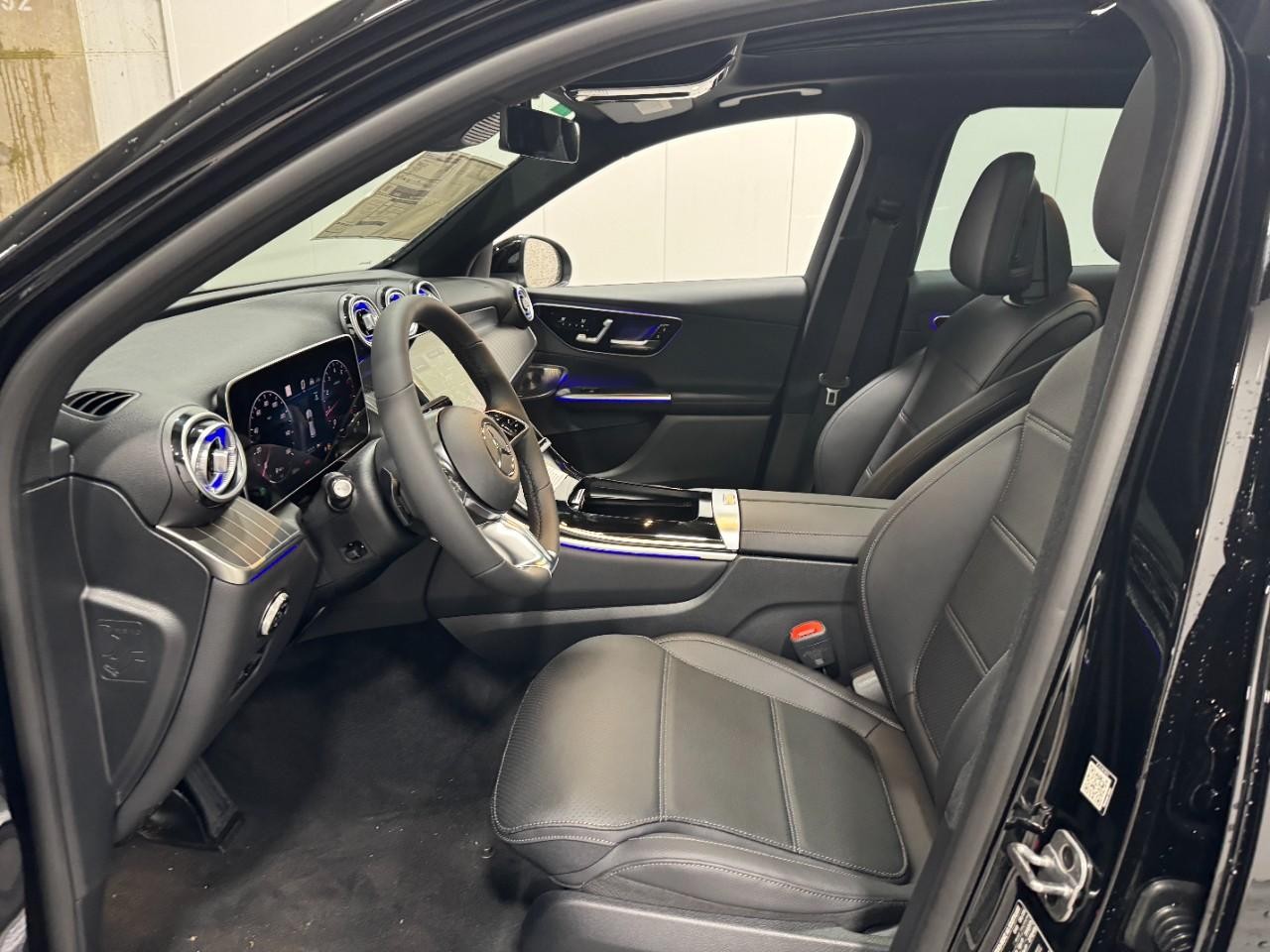 Mercedes-Benz GLC Vehicle Full-screen Gallery Image 25