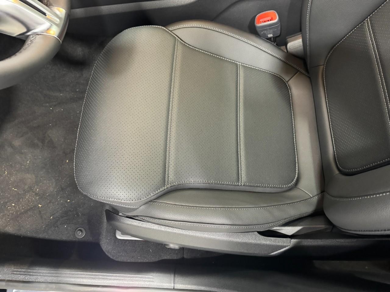 Mercedes-Benz GLC Vehicle Full-screen Gallery Image 26