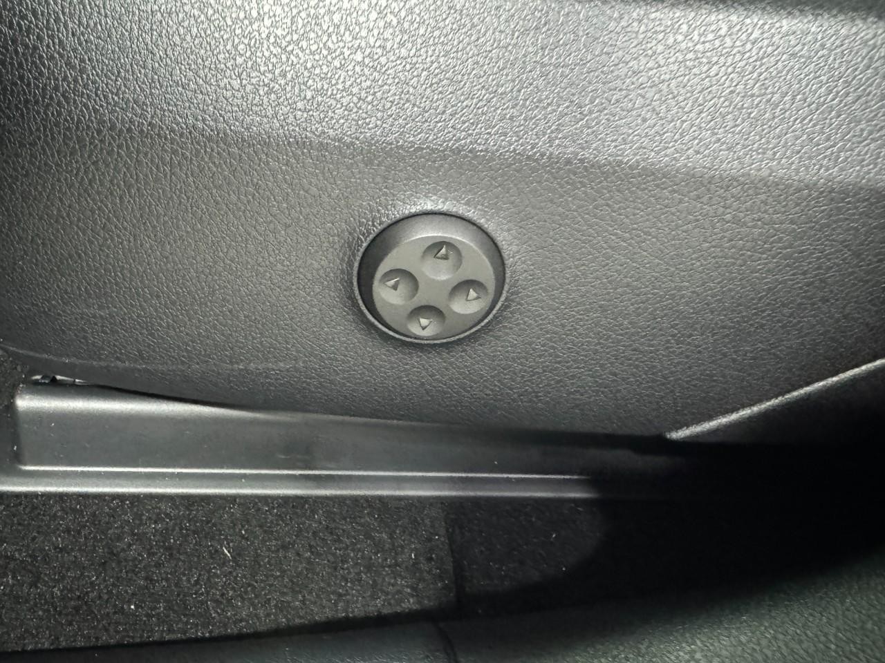 Mercedes-Benz GLC Vehicle Full-screen Gallery Image 27