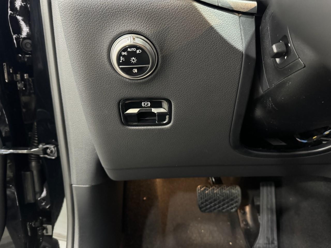 Mercedes-Benz GLC Vehicle Full-screen Gallery Image 28