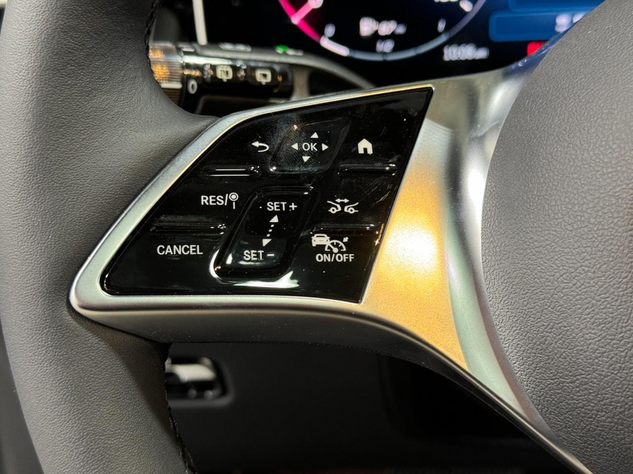 Mercedes-Benz GLC Vehicle Full-screen Gallery Image 29