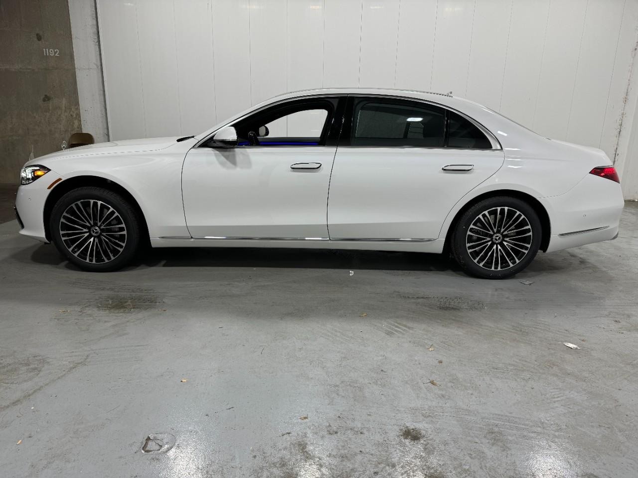 Mercedes-Benz S-Class Vehicle Full-screen Gallery Image 2