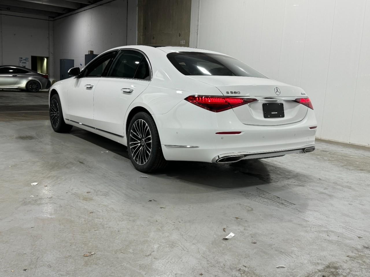 Mercedes-Benz S-Class Vehicle Full-screen Gallery Image 3