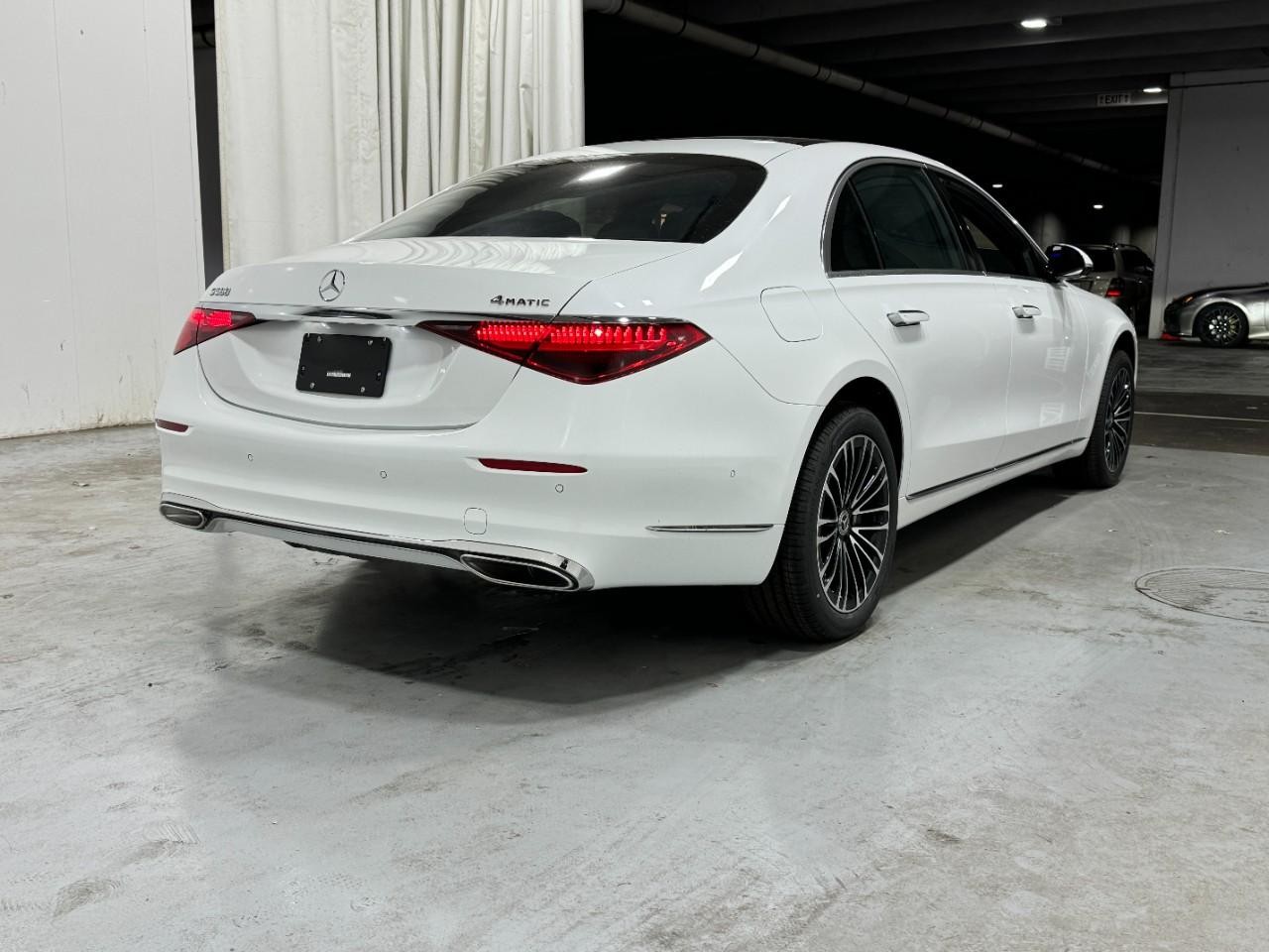 Mercedes-Benz S-Class Vehicle Full-screen Gallery Image 4