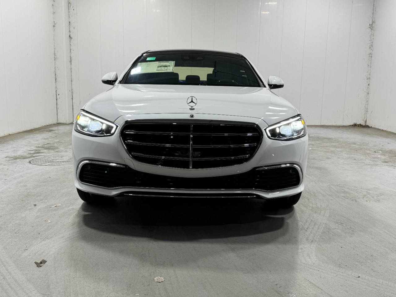 Mercedes-Benz S-Class Vehicle Full-screen Gallery Image 7