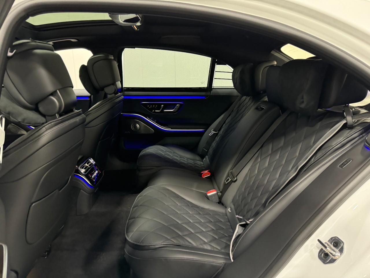 Mercedes-Benz S-Class Vehicle Full-screen Gallery Image 8