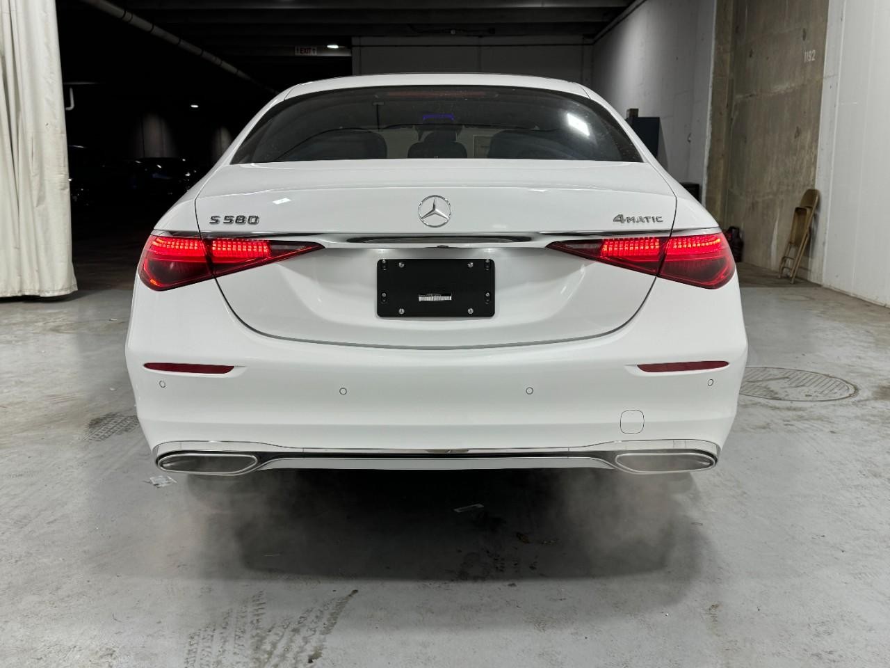 Mercedes-Benz S-Class Vehicle Full-screen Gallery Image 9