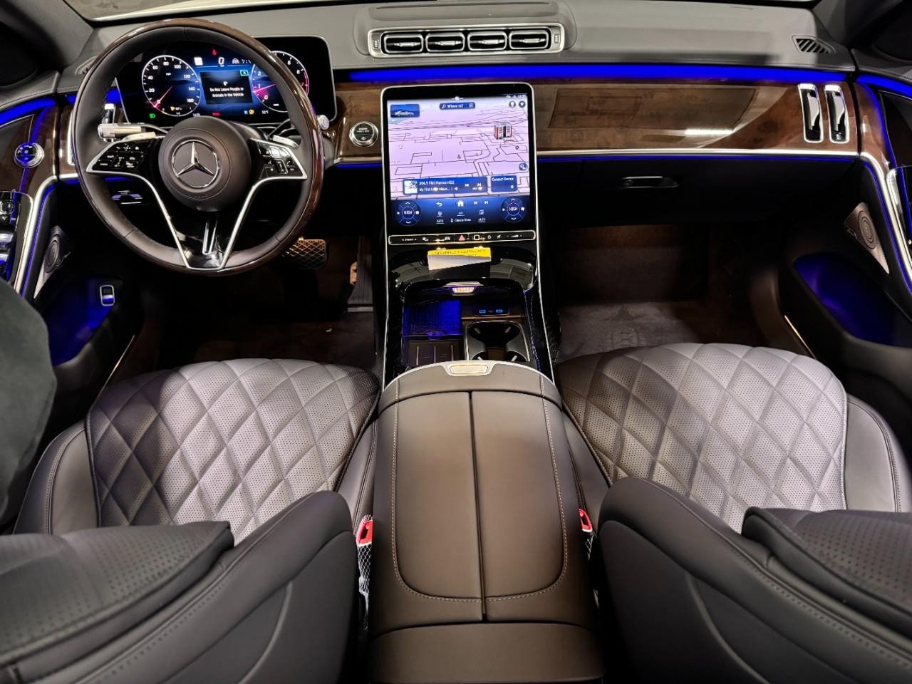 Mercedes-Benz S-Class Vehicle Full-screen Gallery Image 13