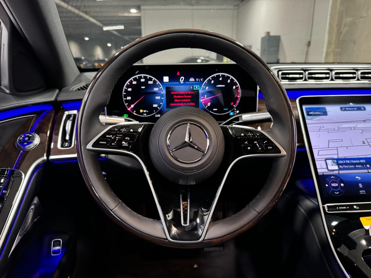 Mercedes-Benz S-Class Vehicle Full-screen Gallery Image 14