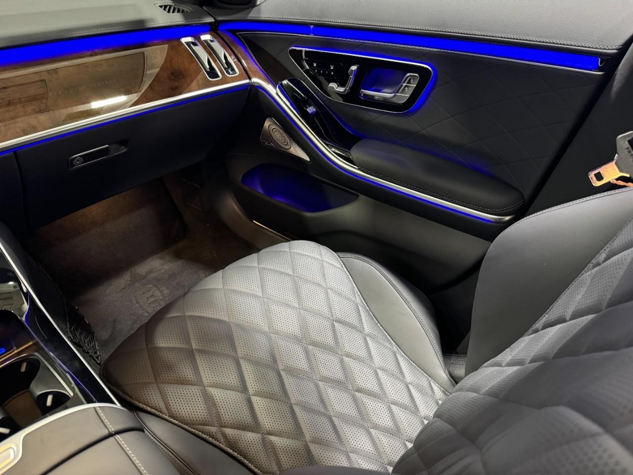 Mercedes-Benz S-Class Vehicle Full-screen Gallery Image 16