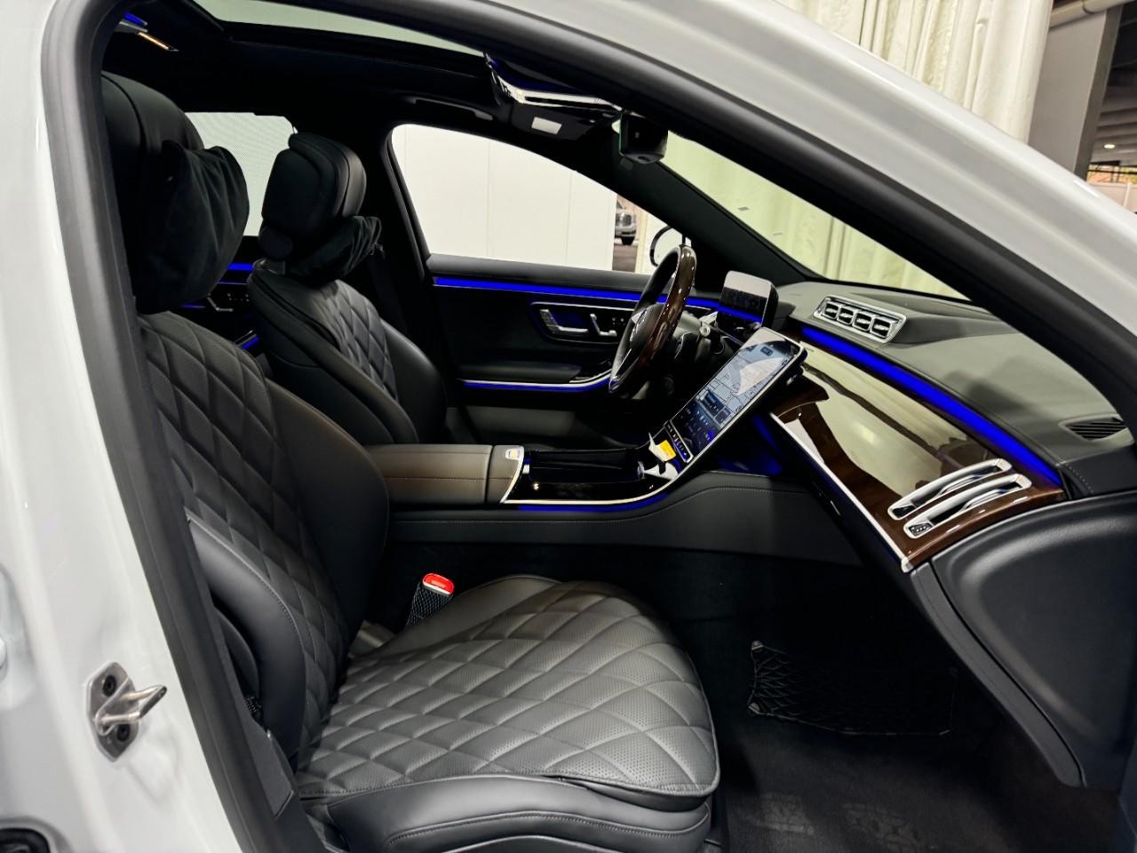 Mercedes-Benz S-Class Vehicle Full-screen Gallery Image 17