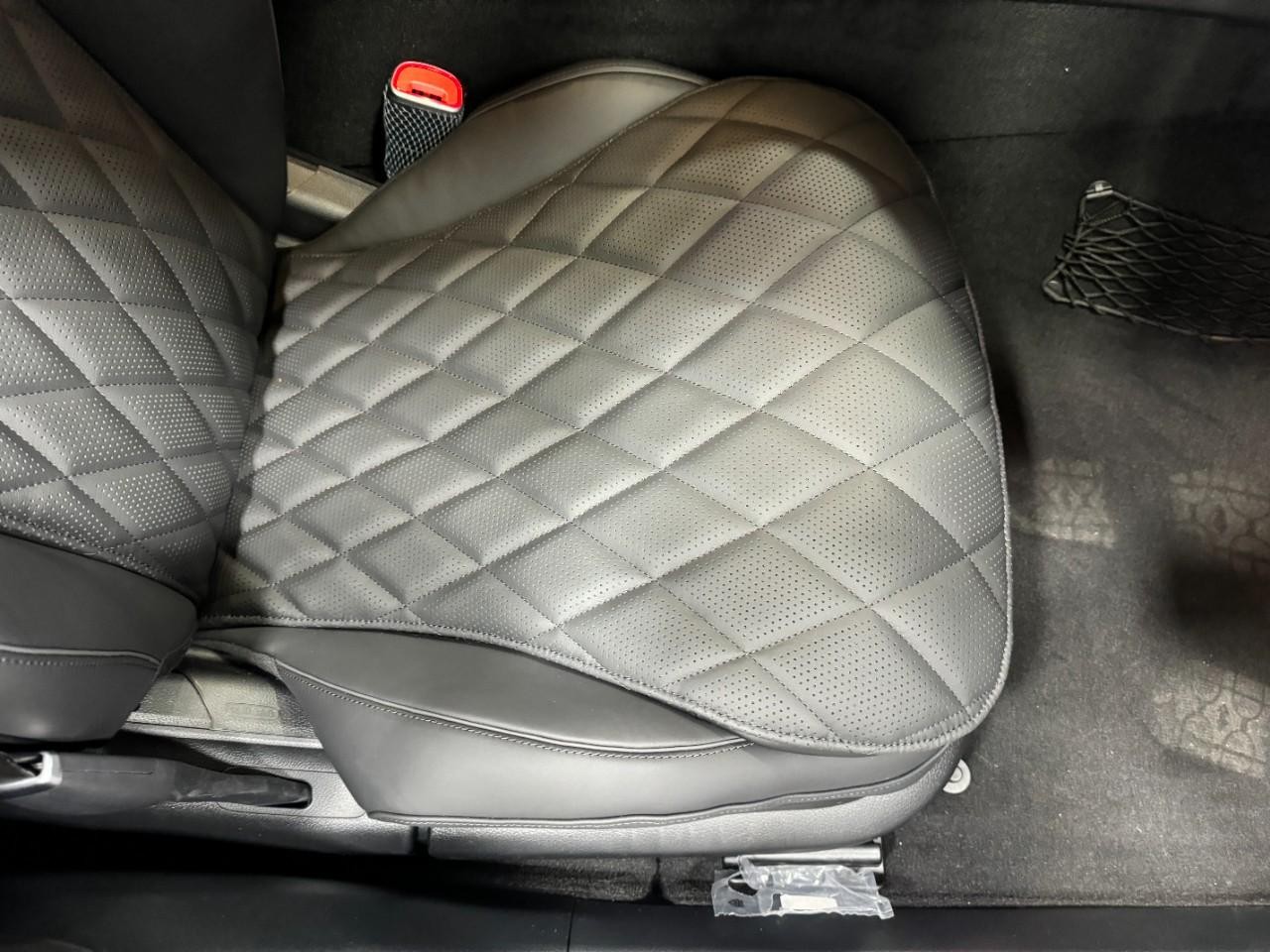 Mercedes-Benz S-Class Vehicle Full-screen Gallery Image 18