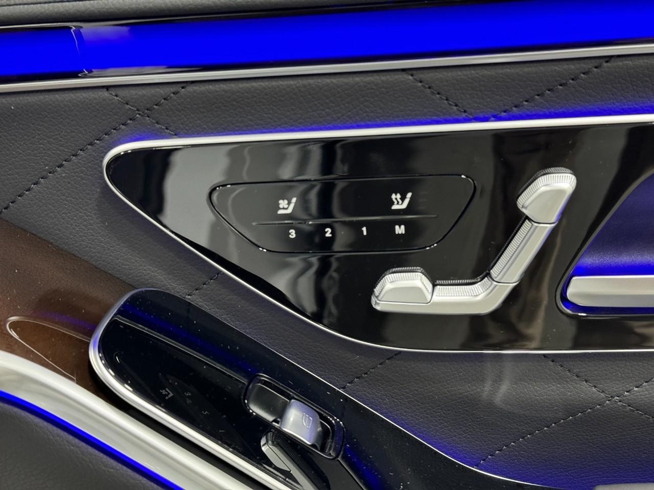 Mercedes-Benz S-Class Vehicle Full-screen Gallery Image 19