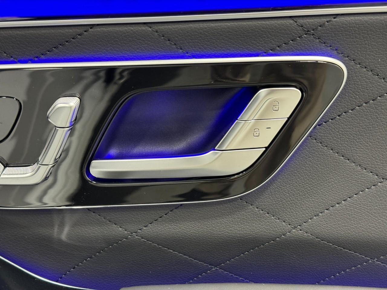 Mercedes-Benz S-Class Vehicle Full-screen Gallery Image 20