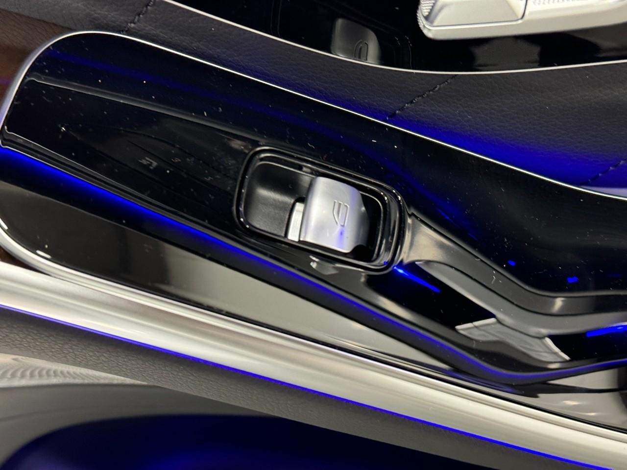 Mercedes-Benz S-Class Vehicle Full-screen Gallery Image 21