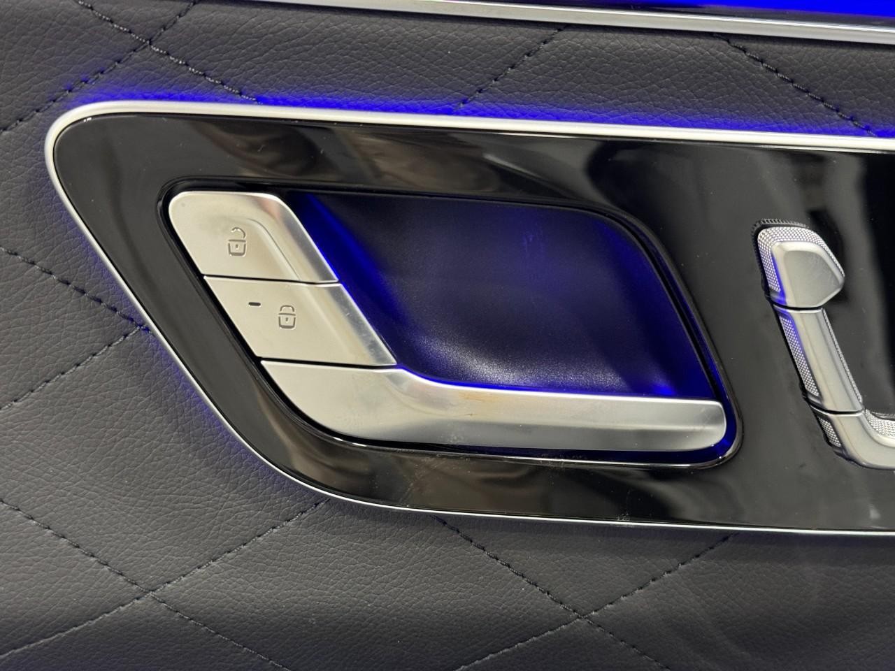 Mercedes-Benz S-Class Vehicle Full-screen Gallery Image 22