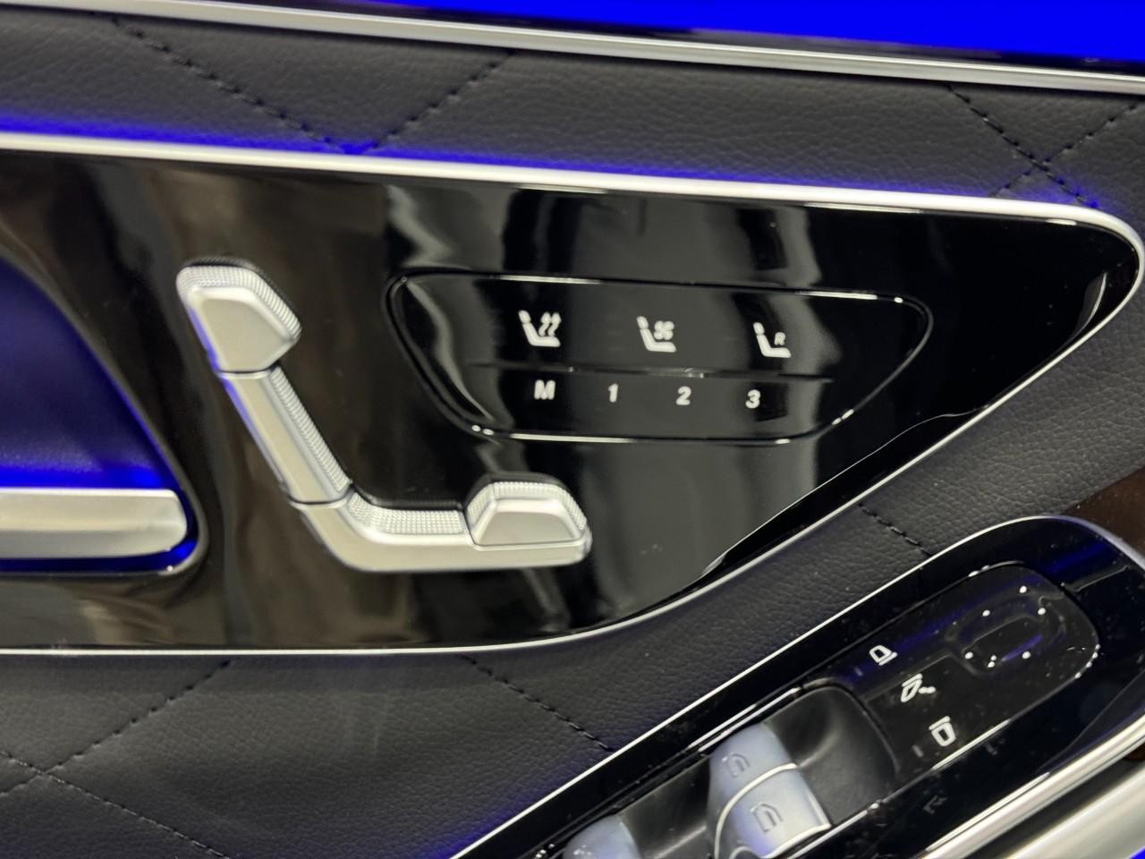 Mercedes-Benz S-Class Vehicle Full-screen Gallery Image 23