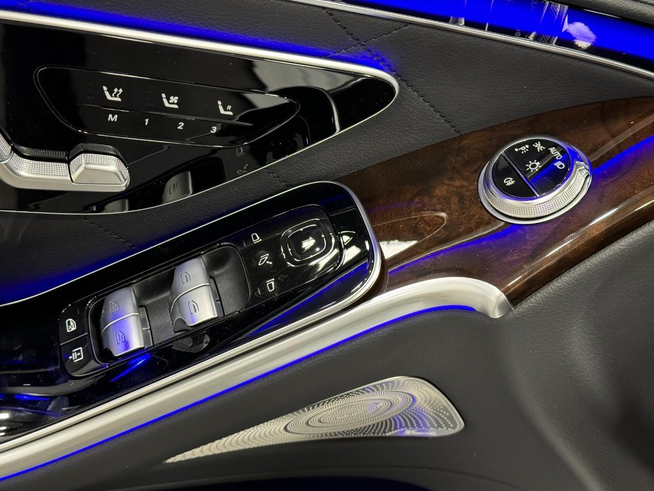 Mercedes-Benz S-Class Vehicle Full-screen Gallery Image 24