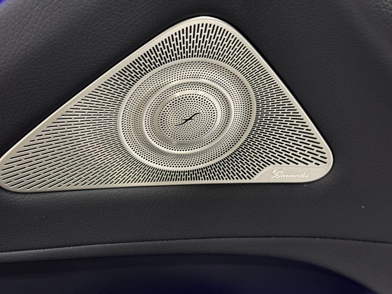 Mercedes-Benz S-Class Vehicle Full-screen Gallery Image 25