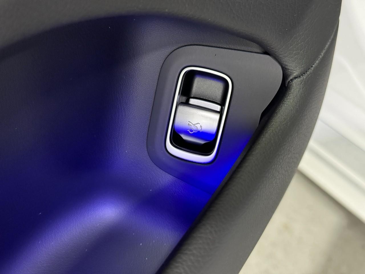 Mercedes-Benz S-Class Vehicle Full-screen Gallery Image 26