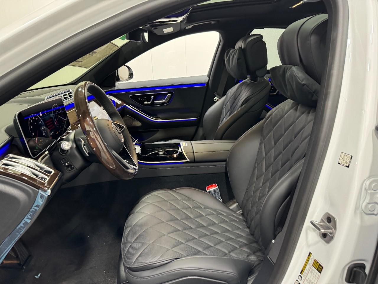 Mercedes-Benz S-Class Vehicle Full-screen Gallery Image 27