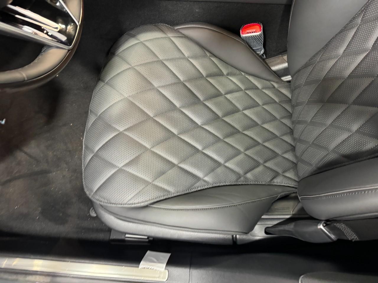 Mercedes-Benz S-Class Vehicle Full-screen Gallery Image 28