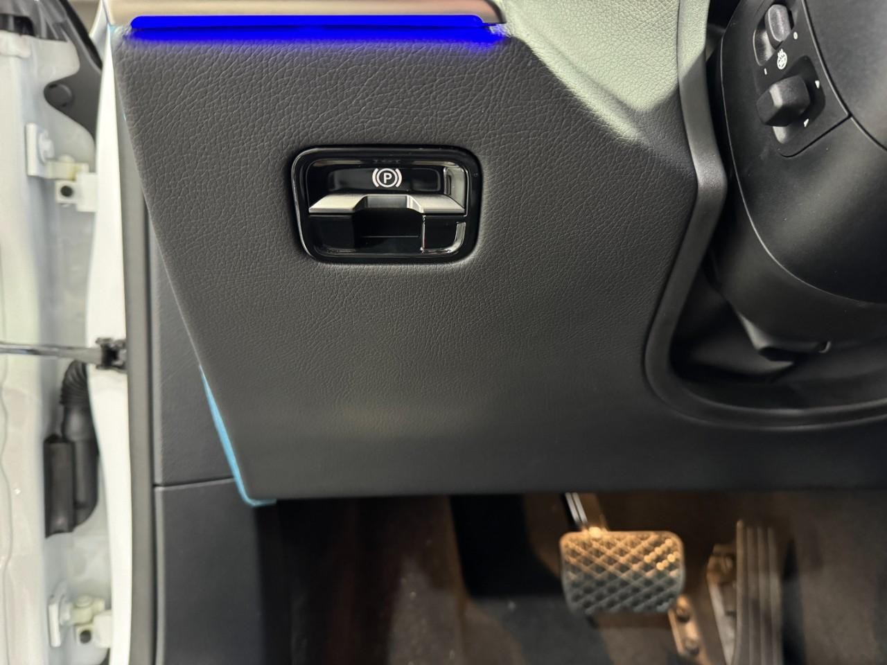 Mercedes-Benz S-Class Vehicle Full-screen Gallery Image 29