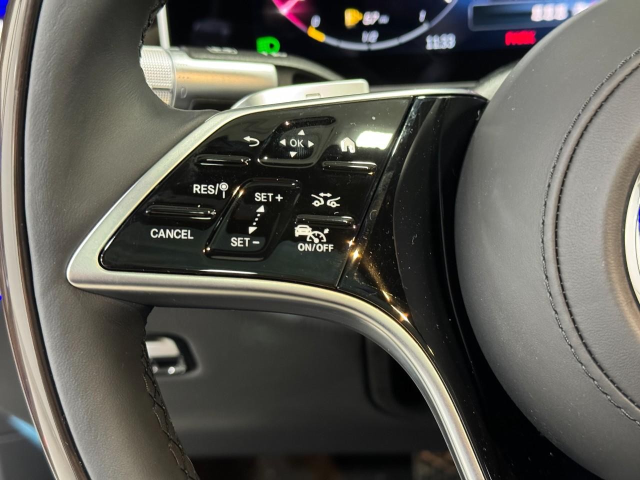 Mercedes-Benz S-Class Vehicle Full-screen Gallery Image 30