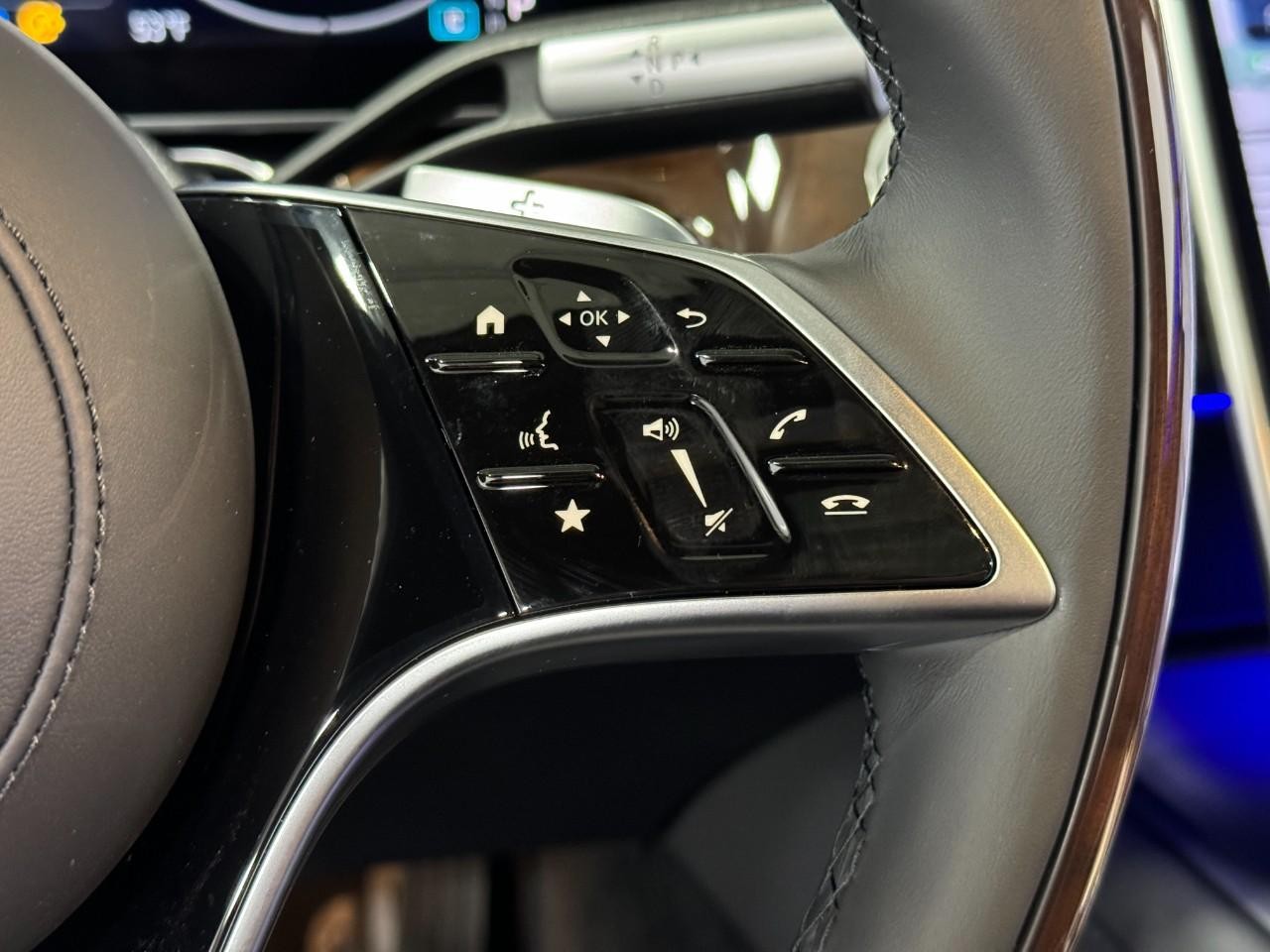 Mercedes-Benz S-Class Vehicle Full-screen Gallery Image 31