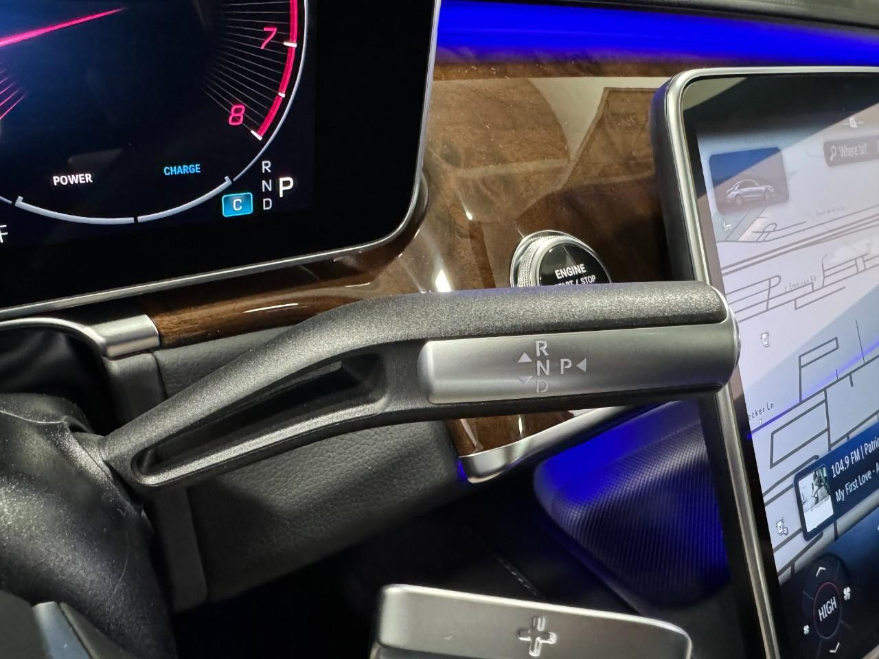 Mercedes-Benz S-Class Vehicle Full-screen Gallery Image 33