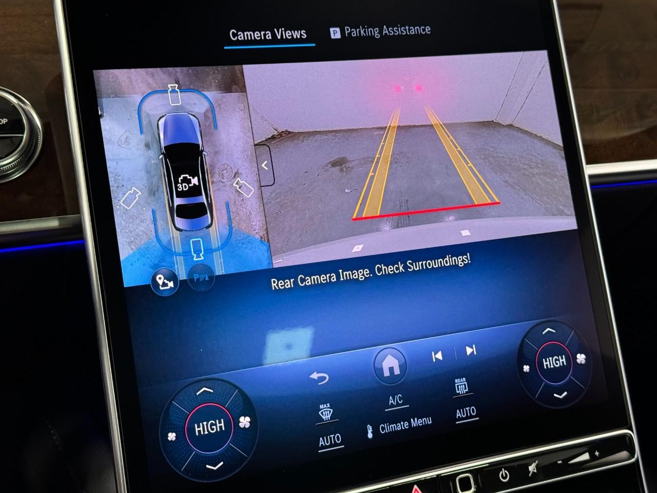 Mercedes-Benz S-Class Vehicle Full-screen Gallery Image 34