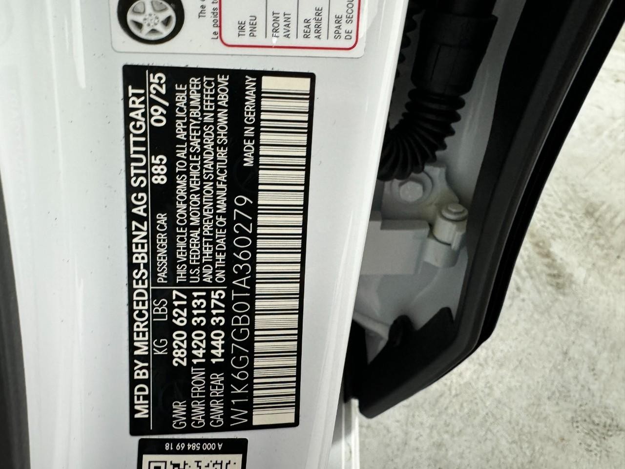 Mercedes-Benz S-Class Vehicle Full-screen Gallery Image 35