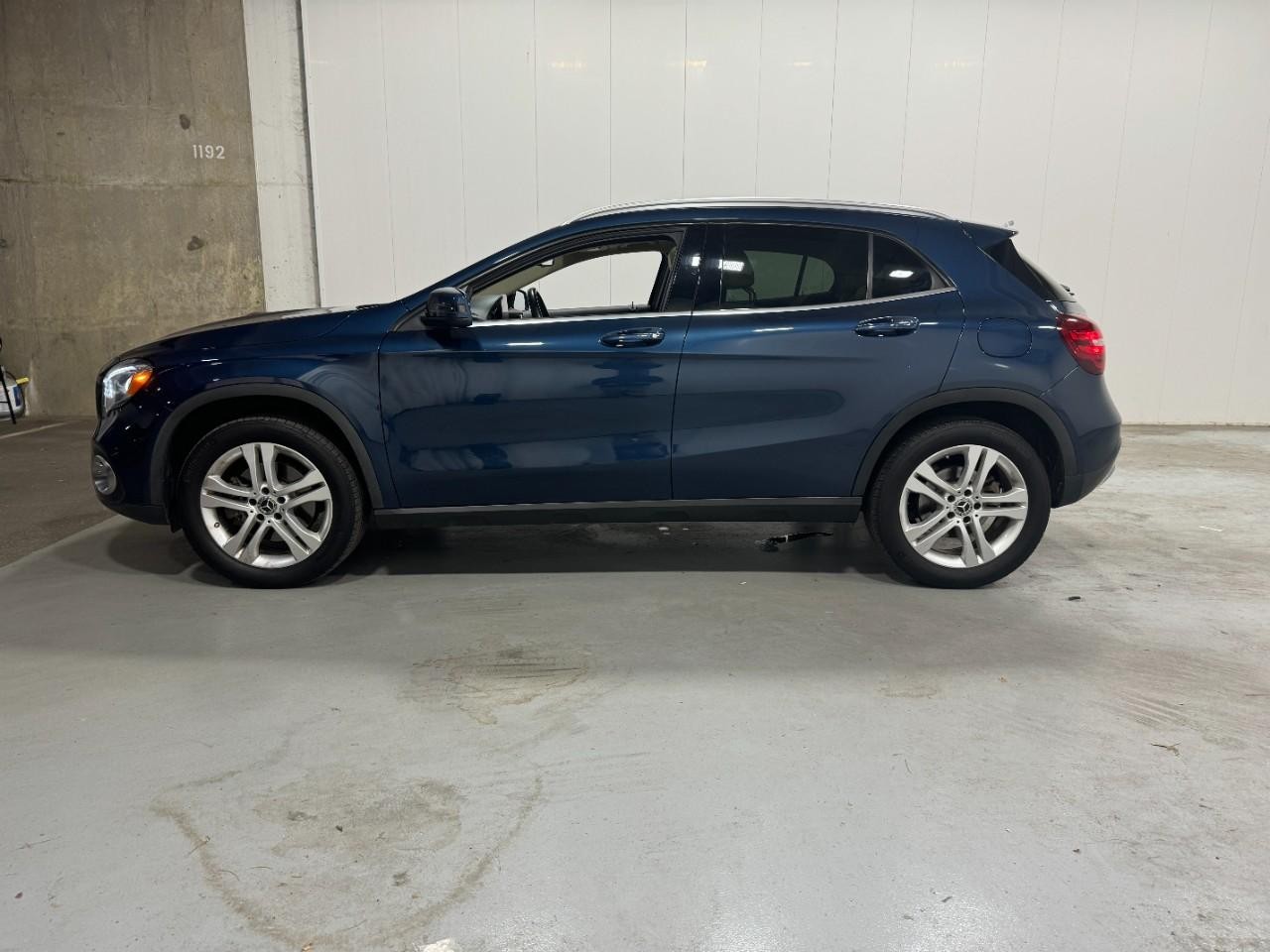 Mercedes-Benz GLA Vehicle Full-screen Gallery Image 2