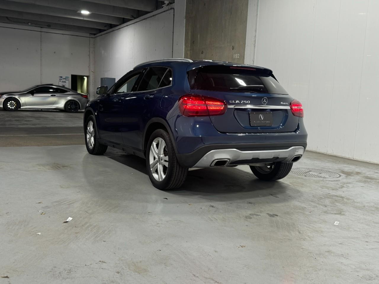 Mercedes-Benz GLA Vehicle Full-screen Gallery Image 3