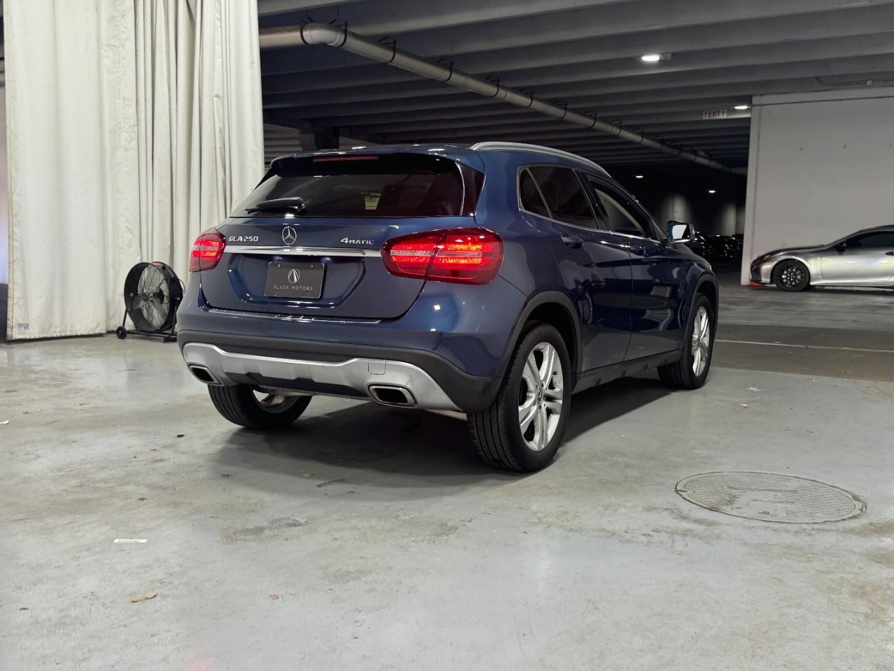 Mercedes-Benz GLA Vehicle Full-screen Gallery Image 4