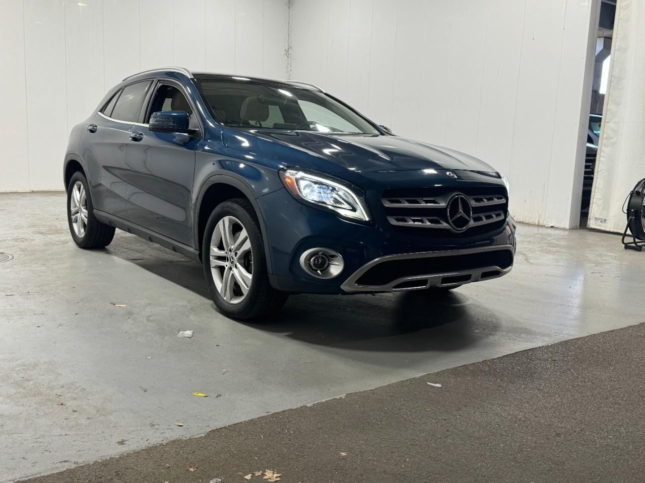 Mercedes-Benz GLA Vehicle Full-screen Gallery Image 6